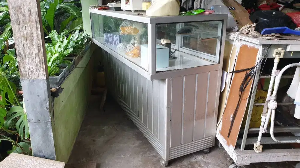 etalase ukuran 1,5m x 1m x 0,5m