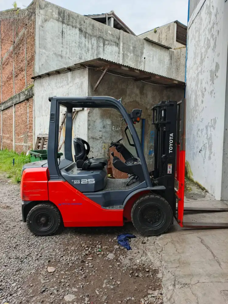 Dijual Forklift Th 2015 Toyota 8FD25 (2,5 Ton) Lifting Height 3000 MM