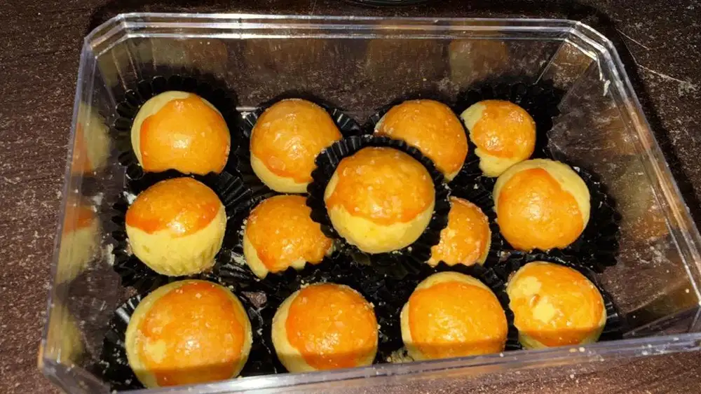 Anggota bantu buat kue kering