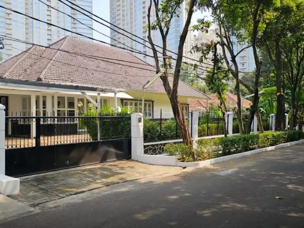 CLASSIC COLONIAL HOUSE KEBAYORAN BARU HITUNG TANAH