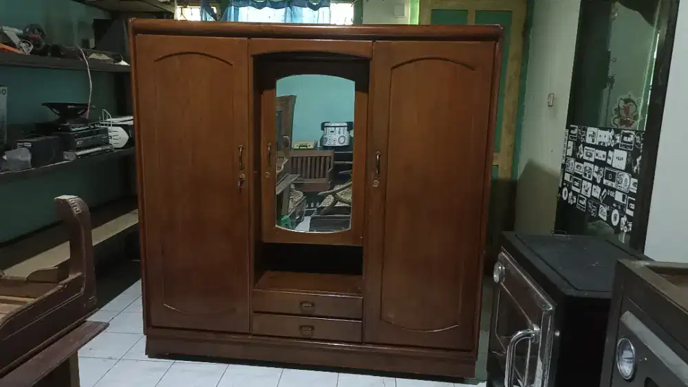lemari besar jati tua