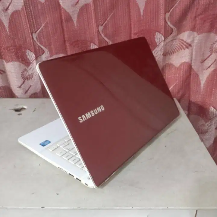 Laptop Samsung NP370R4V Merah Putih Intel Celeron B810 RAM 4GB SSD 128
