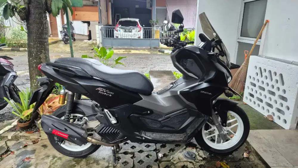 Honda ADV 160 ABS, full black