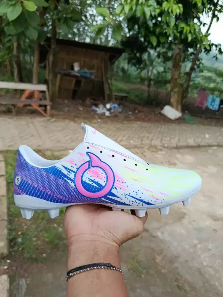 Sepatu bola dan futsal ukuran 39-43