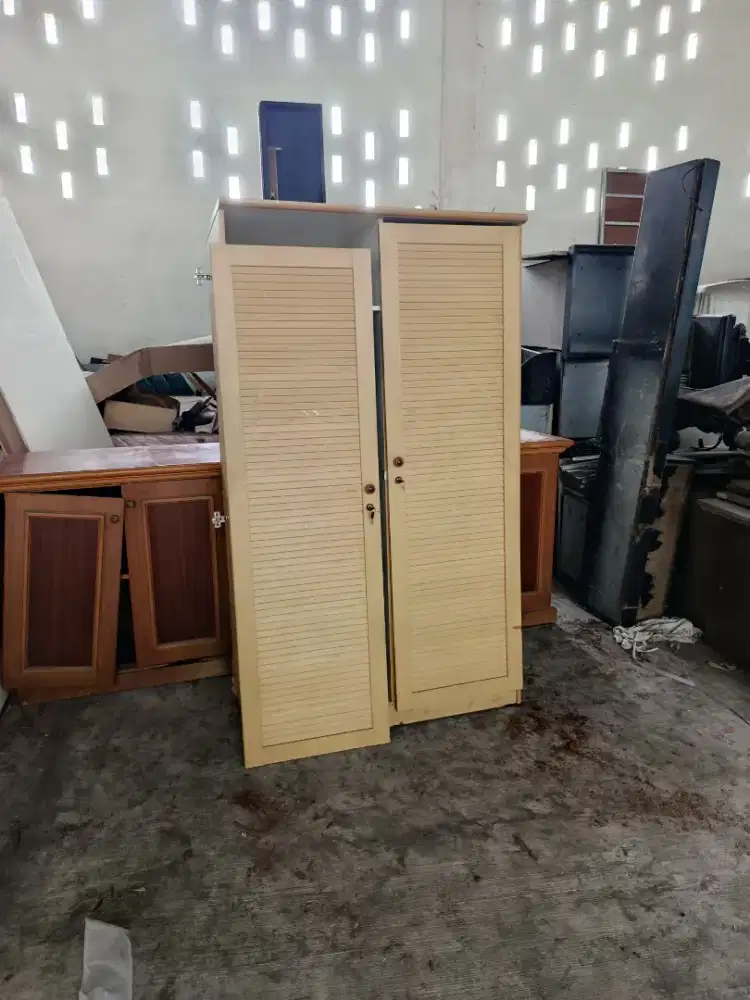 Dijual lemari kayu 2 pintu