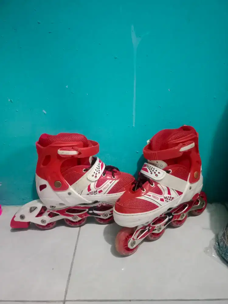 Di jual sepatu roda anak kondisi mulus seperti baru