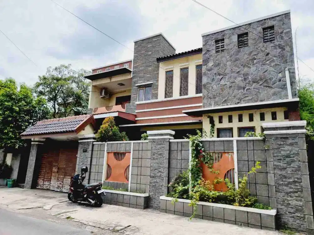 Rumah MEWAH dekat Tugu Mahkota Solo, Bulukan Colomadu Karanganyar