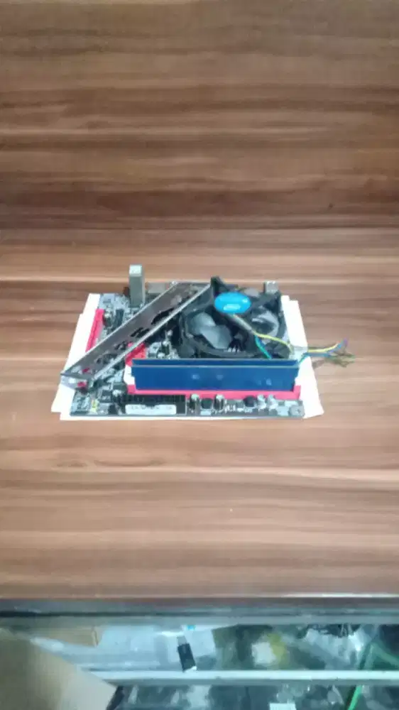 Motherboard Core I3 Gen R, Ram 4 GB Plus Back Panel