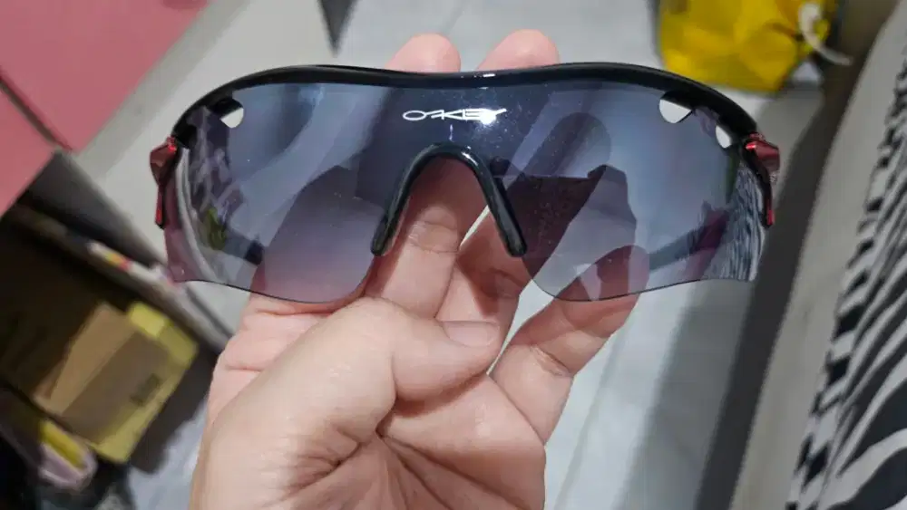 Kacamata hitam oakley