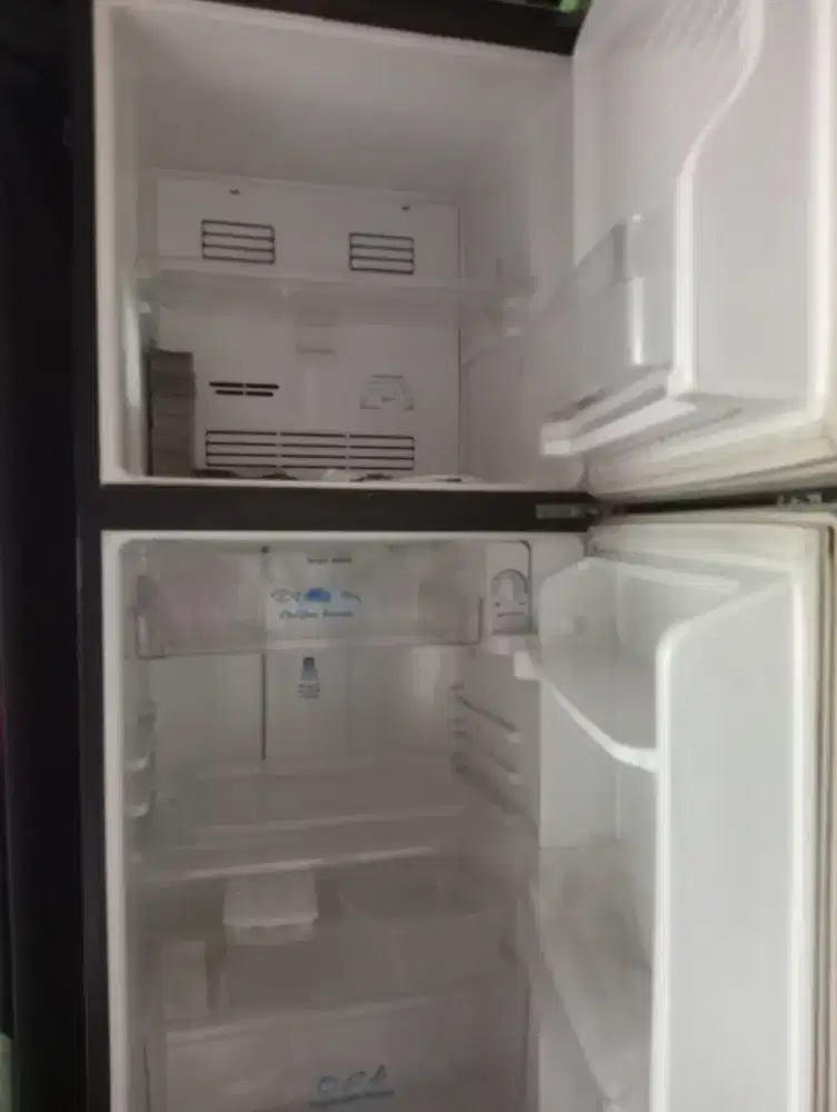 Kulkas merek Aqua japan 2 pintu