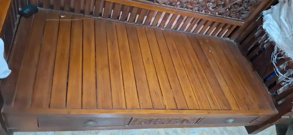 Tv . Kulkas 1 pintu . Oven .bofet. meja jati .kursi jati