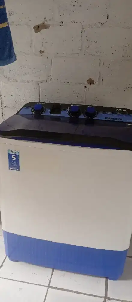 Di jual mesin cuci dua tabung merk aqua masih normal