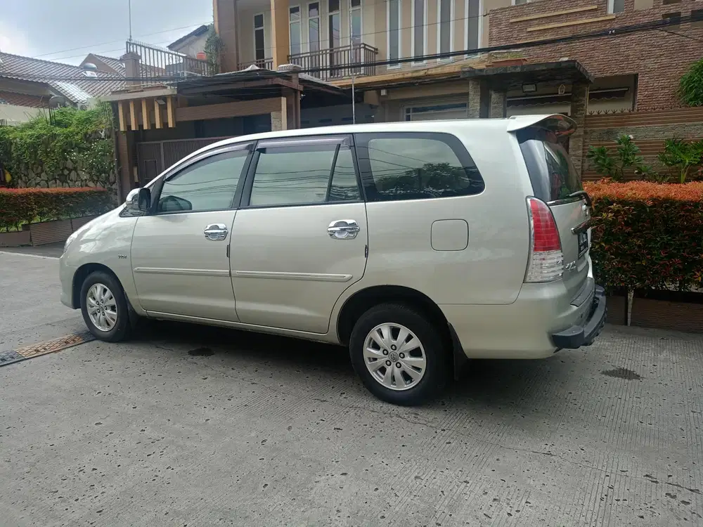 Toyota Kijang Innova 2012 Bensin