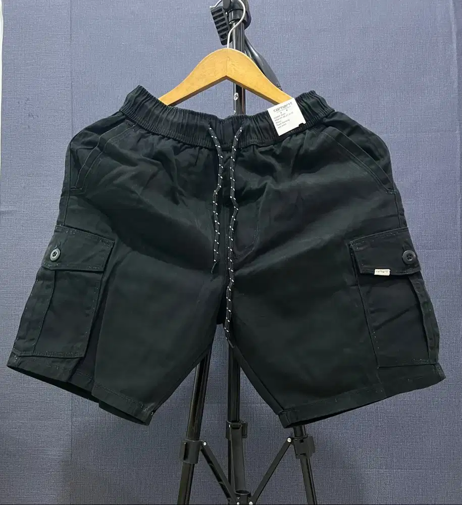 Host live marketplace pakaian cowok