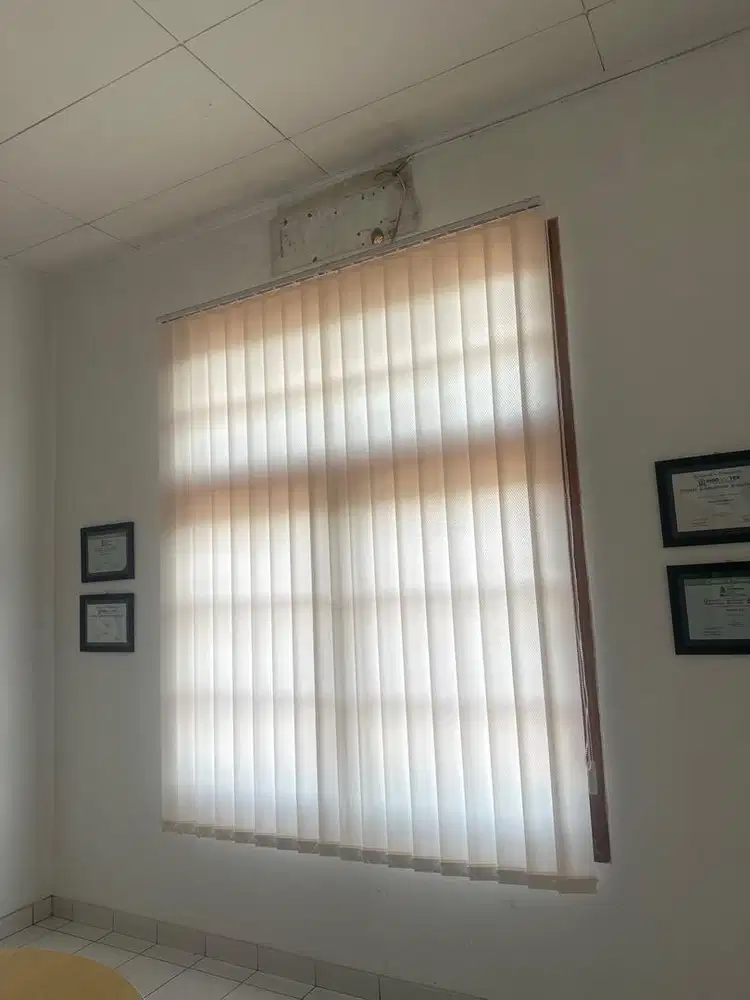 Dijual vertical blind bekas kantor