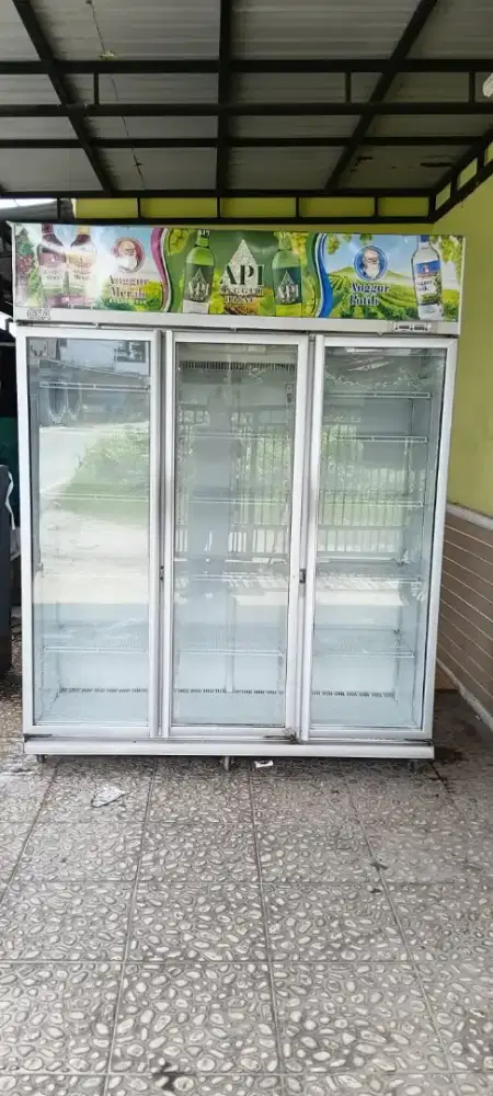 Dijual pendingin minuman/showcase ukrn besar 3pintu siap pkai,no minus
