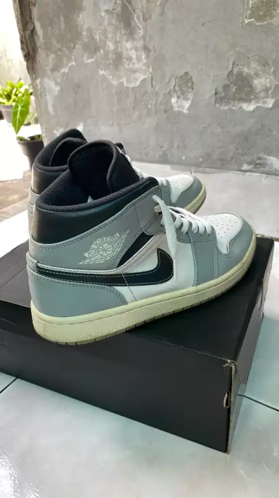 Sepatu Air Jordan 1 Mid Light Smoke Grey Anthracite