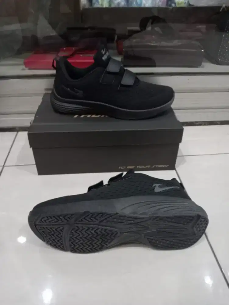 Sepatu sekolah kretekan dewasa