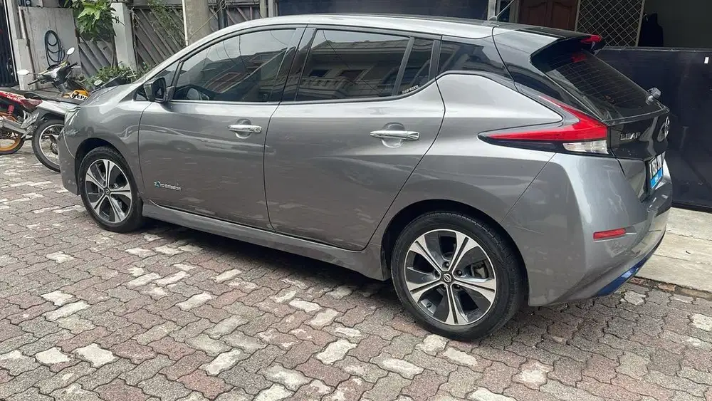 Nissan Leaf EV NIK 2022 abu abu metalik