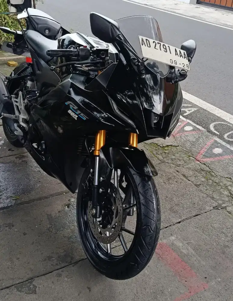 R 15 V4 tahun 2023 ad solo mulus like new km 6 rb