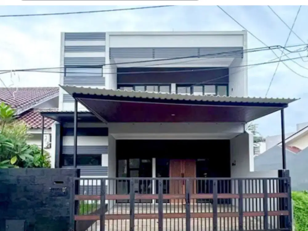 RUMAH RAPIH SIAP HUNI!! BANGUNAN LUAS DAN TAMAN CANTIK LOKASI SUPER STRATEGIS