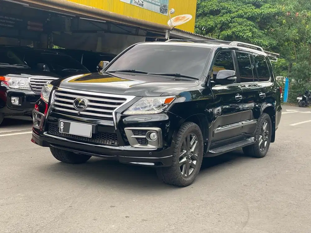 LEXUS LX570 AT HITAM 2014