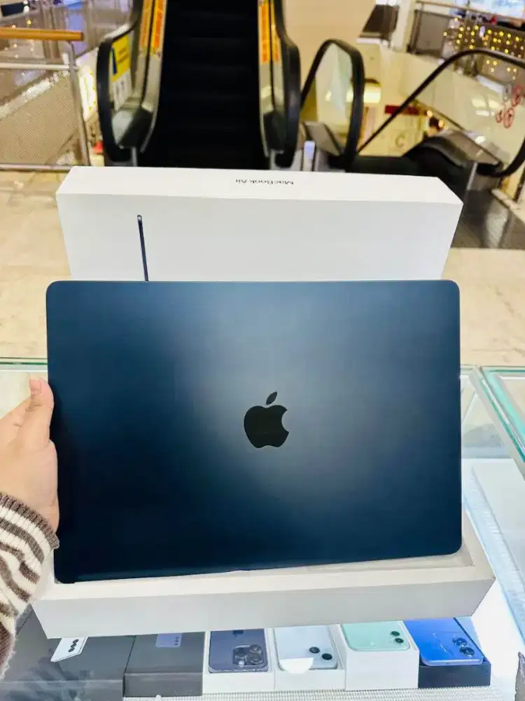 Macbook Air M2 15.3 inch 2023 BH 99% Inter Midnight 8GB/256GB Lengkap