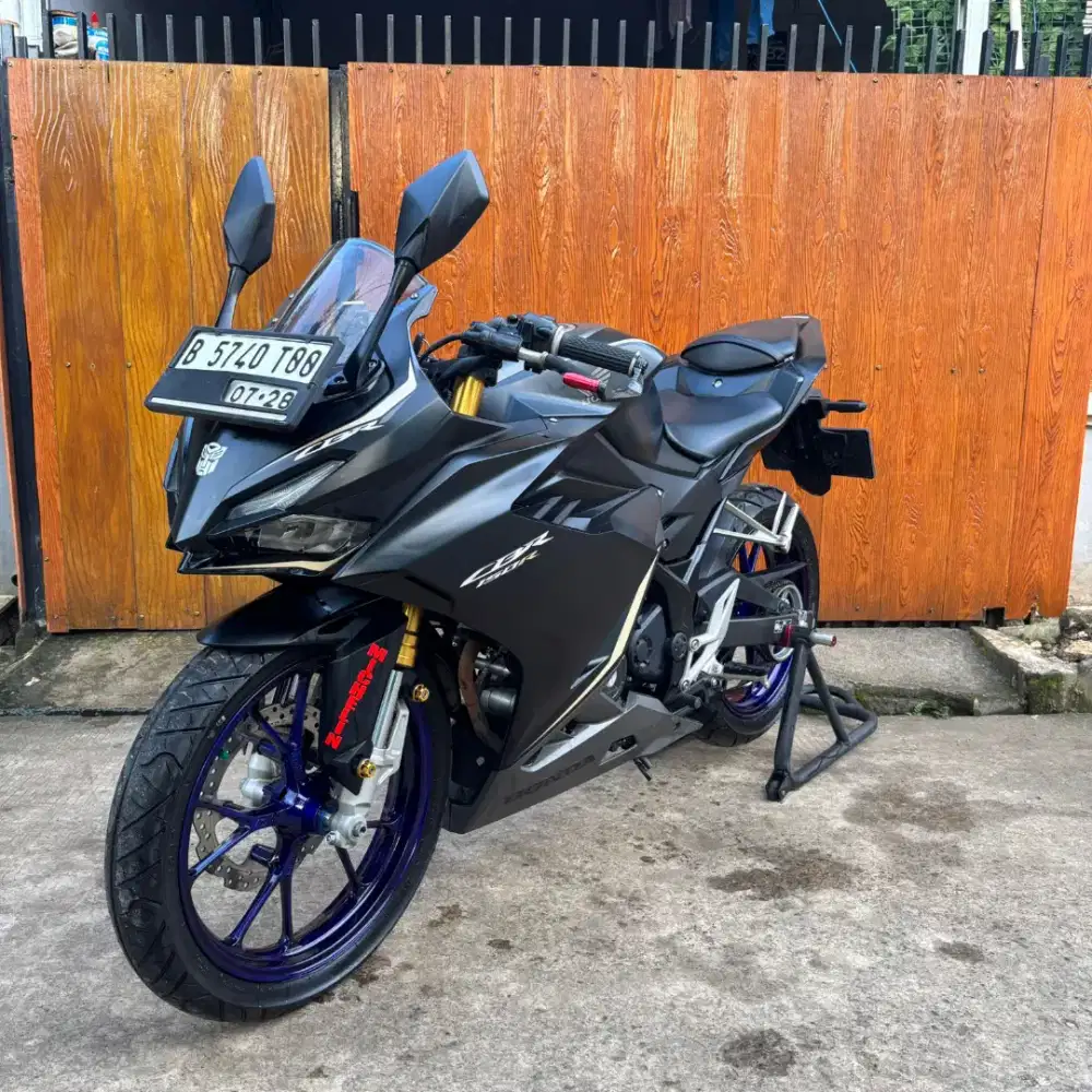 CBR 150R TAHUN 2023 PAJAK AKTIF SURAT LENGKAP KM LOW TERMURAH SIAP GAS