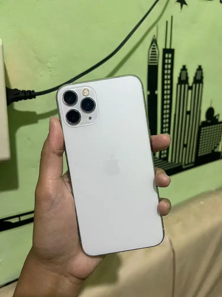 IPHONE 11 PRO INTERN