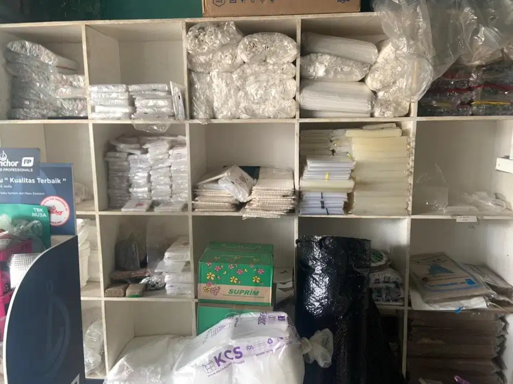 Rak bekas toko bahan kue