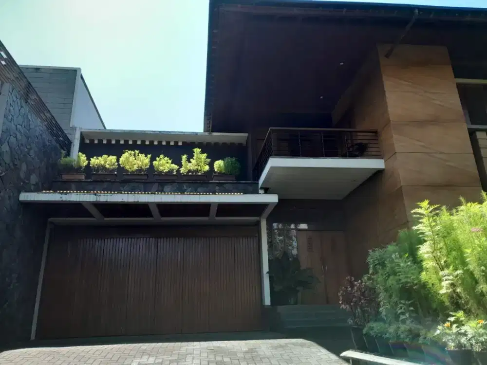 Rumah siap huni di Dago Mainroad Atas, kota Bandung