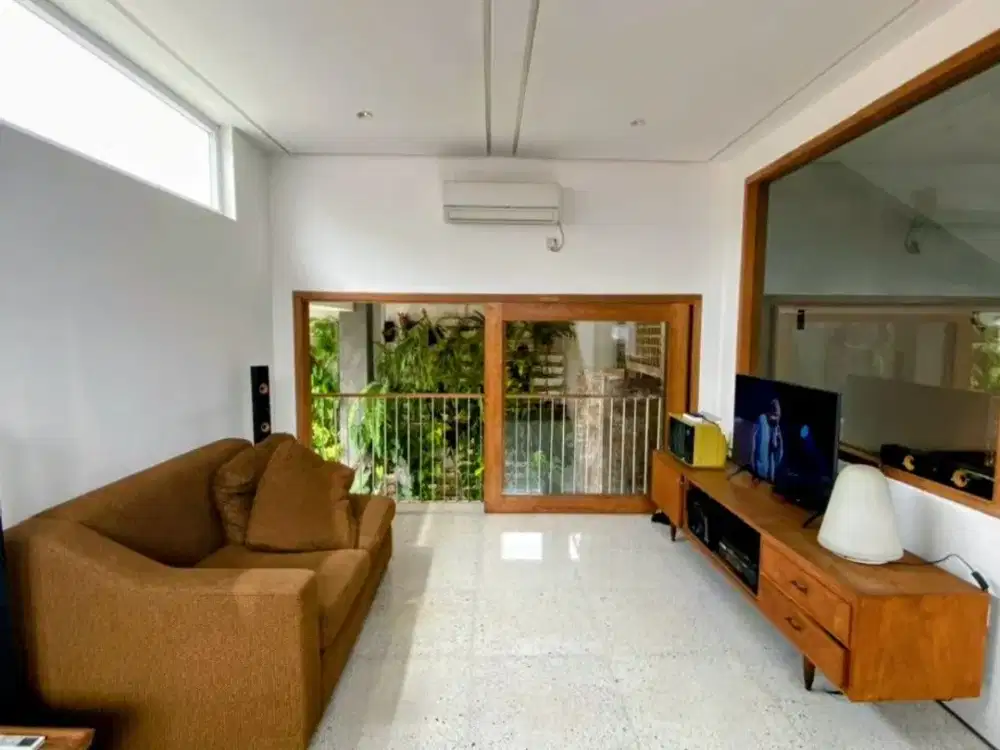 Rumah Cantik Minimalis Hoek Semi Furnished di Kayuputih, Desain Danny Wicaksono, Harga 3Man