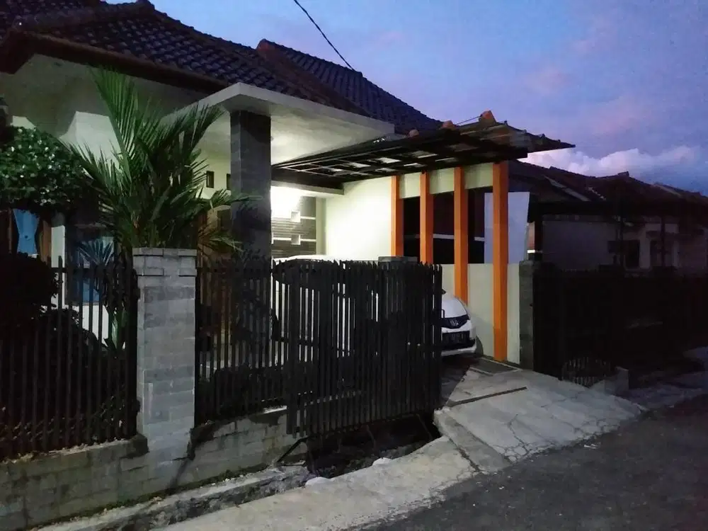 DIJUAL RUMAH BESERTA ISINYA SECEPATNYA .. URGENT ... BISA NEGO