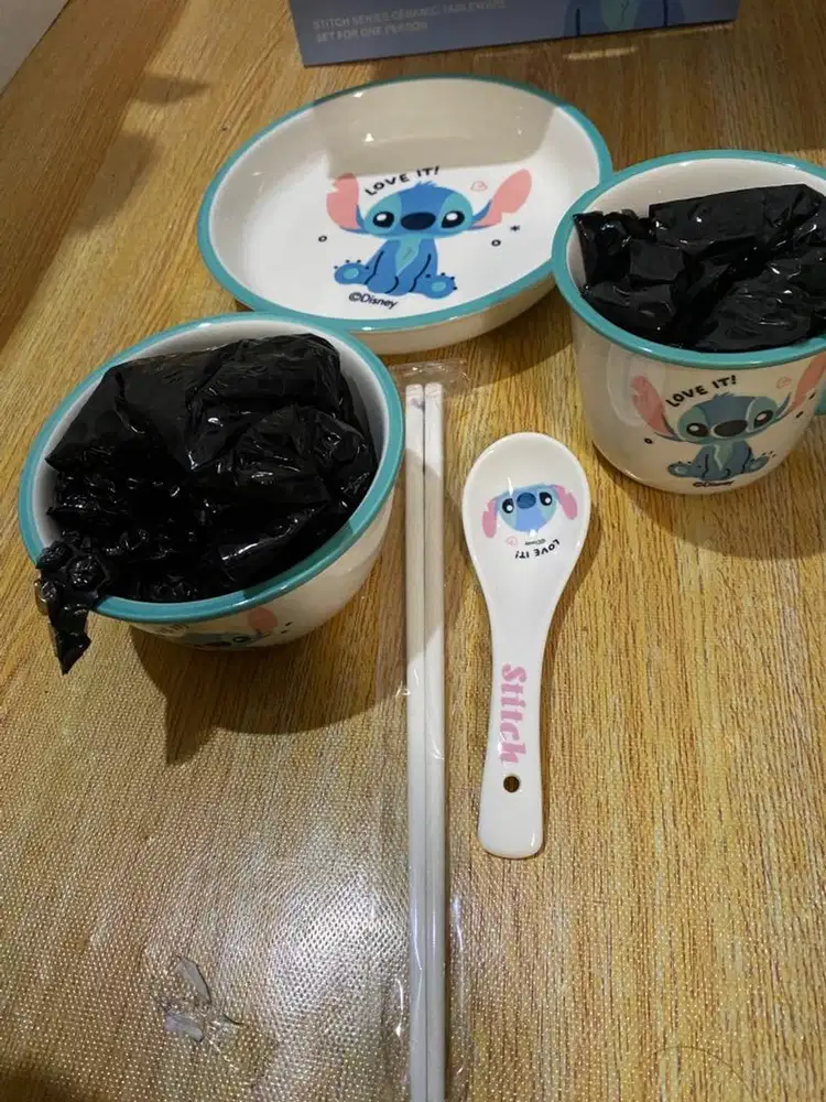 Satu set alat makan stitch