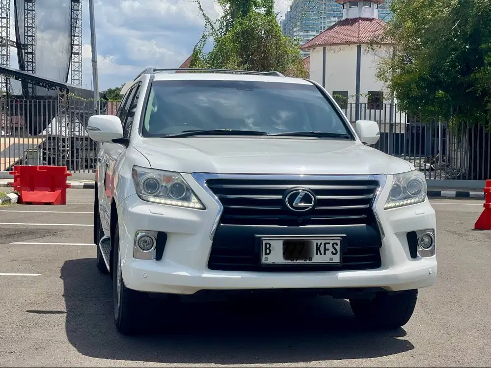 LEXUS LX570 AT PUTIH 2013