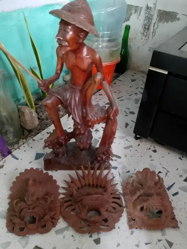 patung bahan kayu