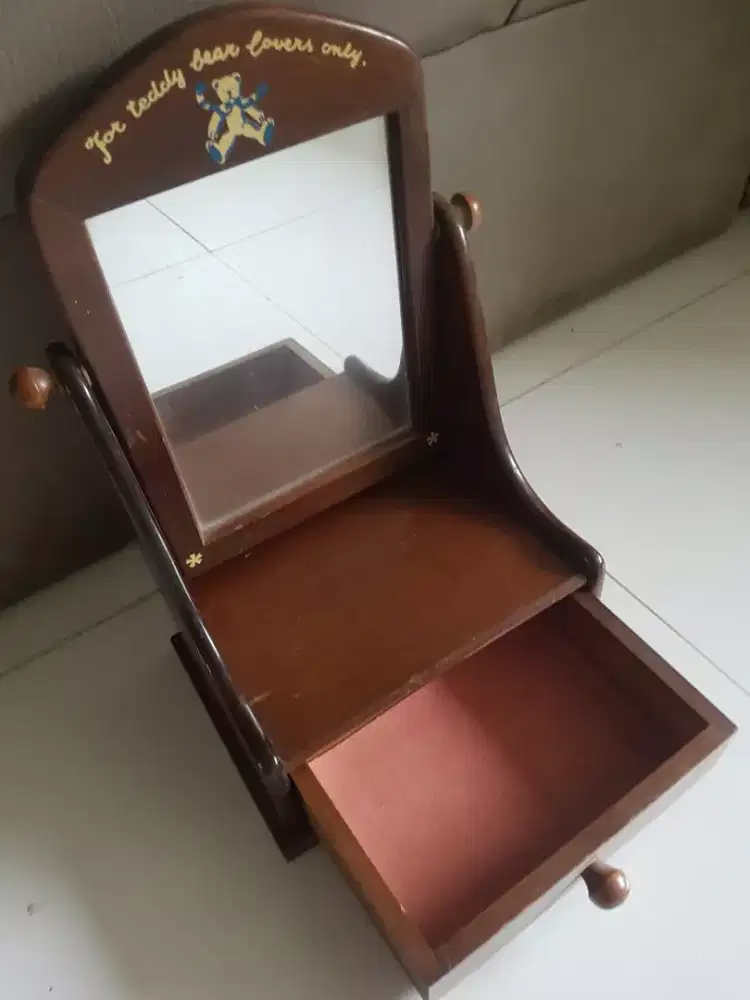 Kotak perhiasan antik