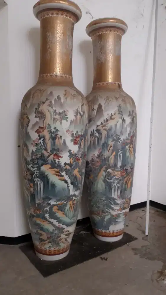 Guci sepasang barang antik