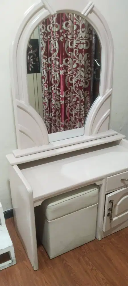 Meja Rias tersedia banyak