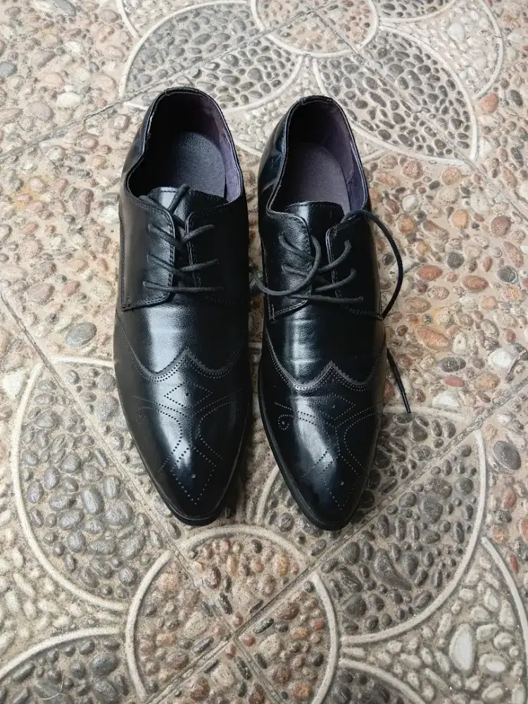 Sepatu kantor Kulit asli bekas rasa baru