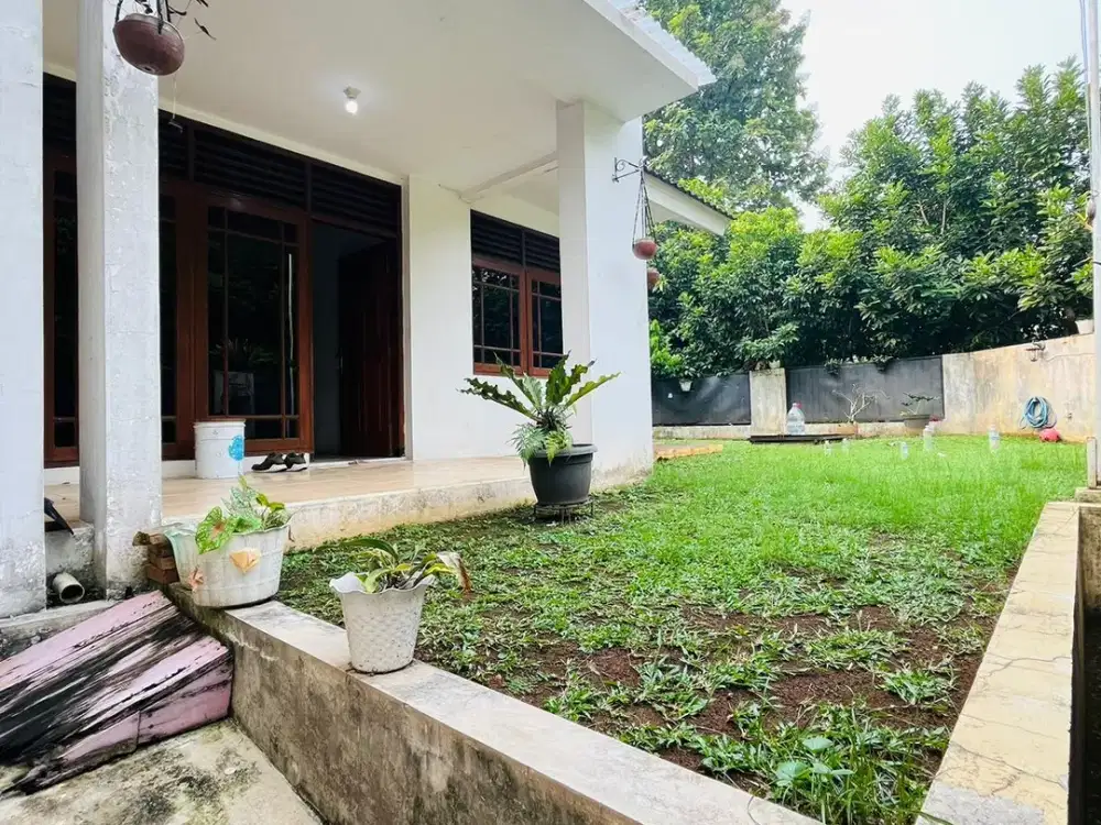 Rumah Rapih Posisi Hook Depan Taman Di Perumahan Cibubur Jakarta