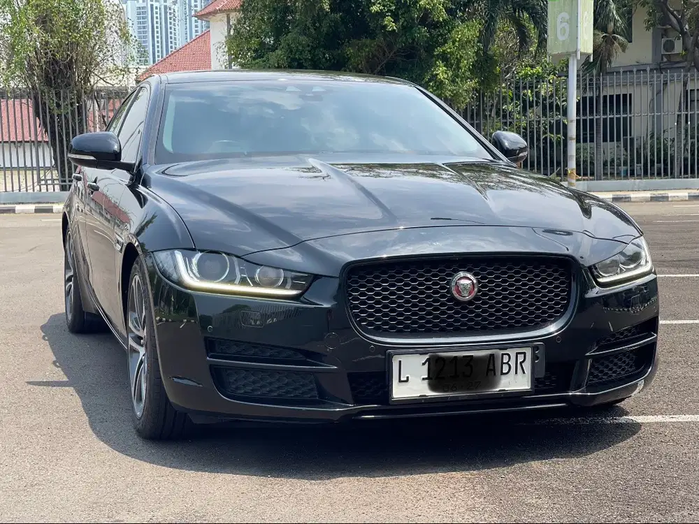 JAGUAR XE AT HITAM 2016