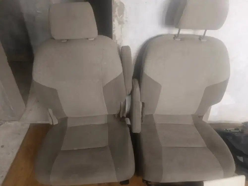 Jok Mobil Innova, Depan