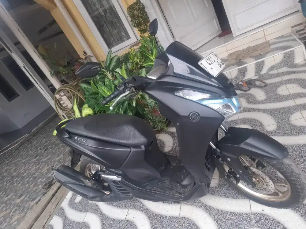 Yamaha Lexi black