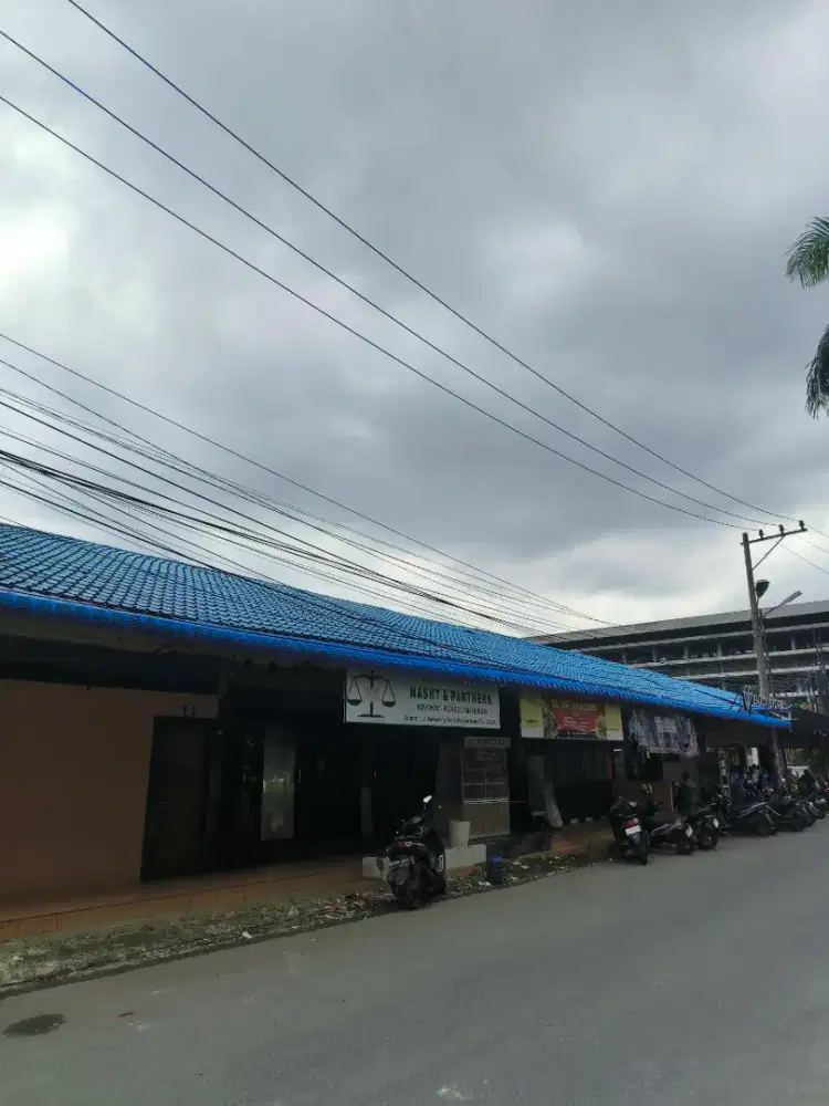 DISEWAKAN TANAH DAN BANGUNAN SANGAT STRATEGIS luas 1.500 M