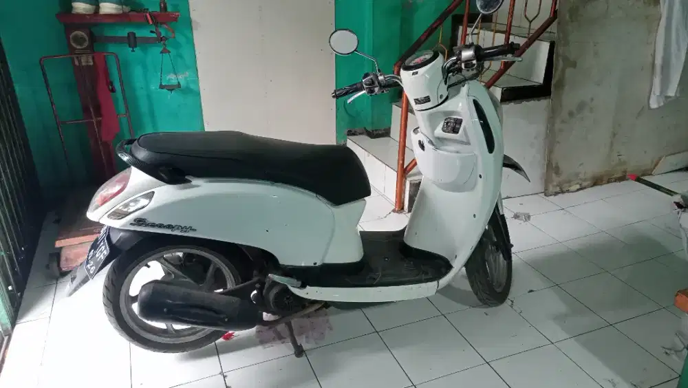 Scoopy putih 2016