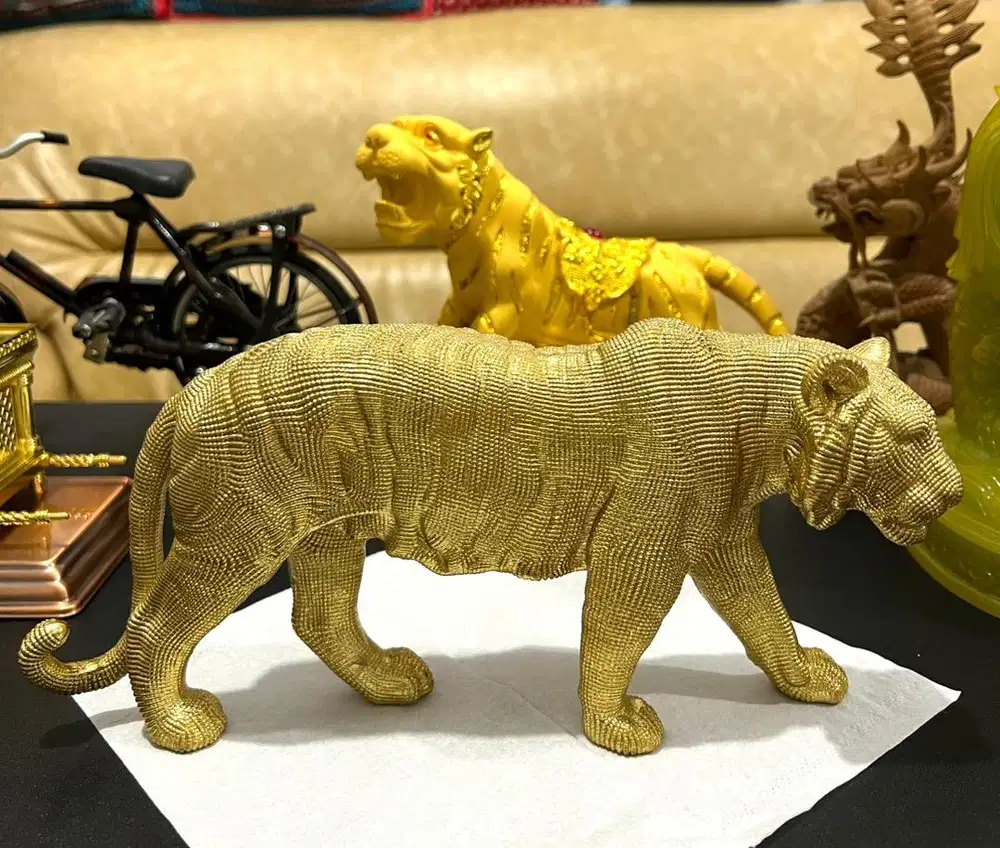 Ornamen Pajangan Meja Gold Tiger (Macan Emas)