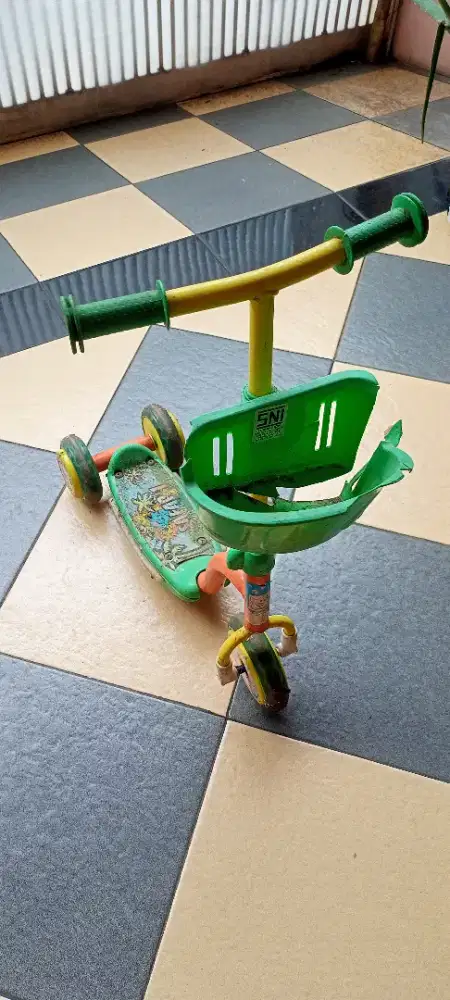 Skuter anak roda tiga