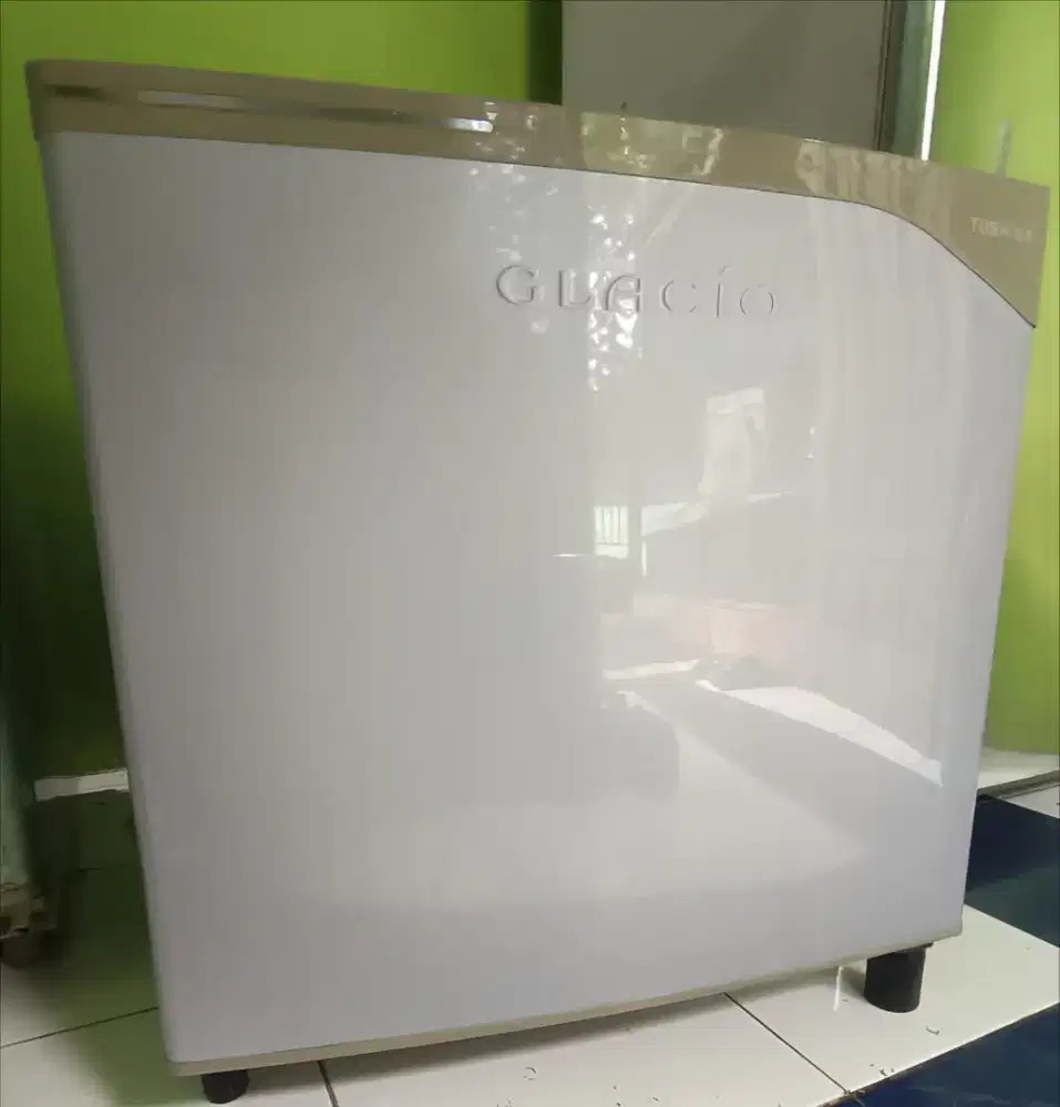 Kulkas mini Toshiba