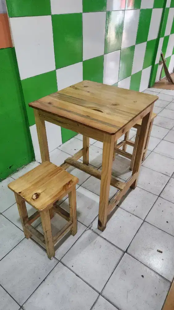 Meja makan kayu
